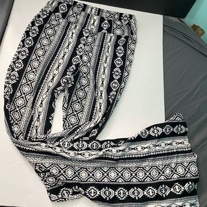 BLACK & WHITE FLARE LEG PANTS